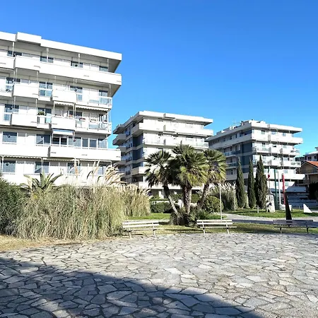 Apartamento Fronte Mare Con Terrazza E Garage